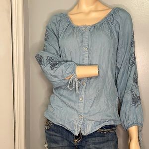 ⭐️SOHO Embroidered Jean  Blouse Size M⭐️